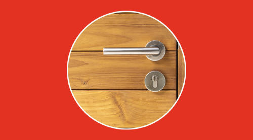 Puerta metálica o de madera: cuál es más segura